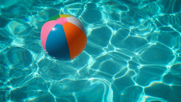 Şase copii s-au intoxicat cu clor în piscina unui resort din Mamaia