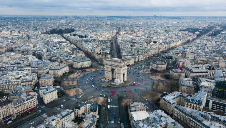 Turiștii vaccinaţi care vin din „zone verzi” pot intra în Franța fără test Covid negativ