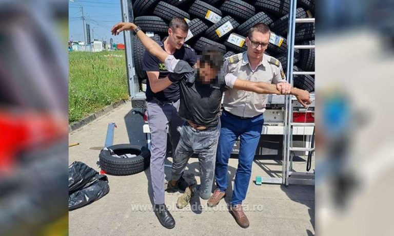 VIDEO | Two Afghan migrants found hidden in truck at Romanian border