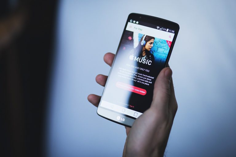 KOMMERSANT | Rețeaua telecom din Rusia, amenințată de pene de funcționare, pierderea specialiștilor, înghețarea extinderii. Ce măsuri se discută a Moscova