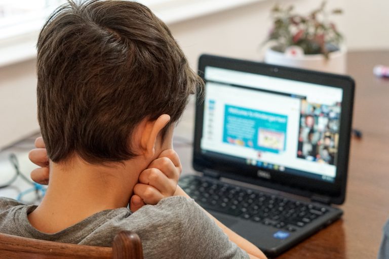 STUDIU: Învăţământul online are asupra elevilor acelaşi efect ca vacanţa de vară, ei nu progresează