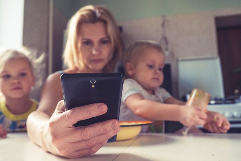 Raport al Avocatului Poporului: Anxietatea adulţilor în timpul pandemiei a fost preluată de copii