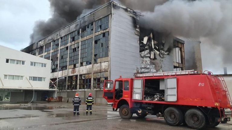 Berceanu, despre incendiul de la incineratorul din Prahova: „Ar putea aduce daune substanţiale de mediu”. Au ars peste 500 de tone de vopseluri