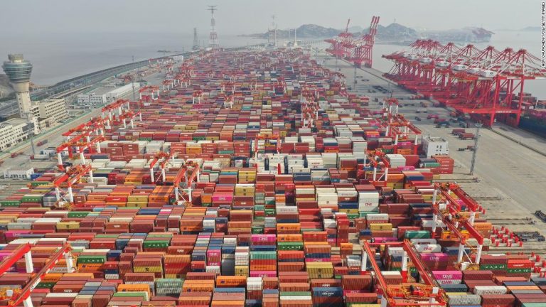 Porturi importante pentru comerțul global, blocate din cauza unor focare de Covid-19. Criza ar putea duce la un deficit de mărfuri pentru sărbătorile de iarnă