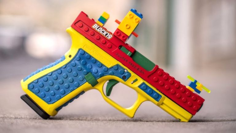 Val de critici în SUA din cauza unui pistol ce imită jucăriile Lego