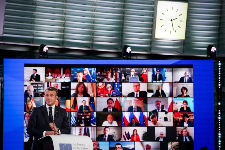 Joaca de-a sperietoarea: Număr record de programări la vaccinarea anti-COVID după discursul prin care Macron ameninţa cu restricţii