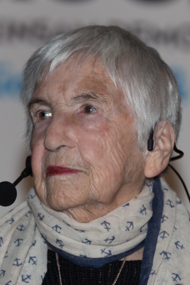 A murit Esther Bejarano, care a supraviețuit la Auschwitz cântând în orchestra de fete
