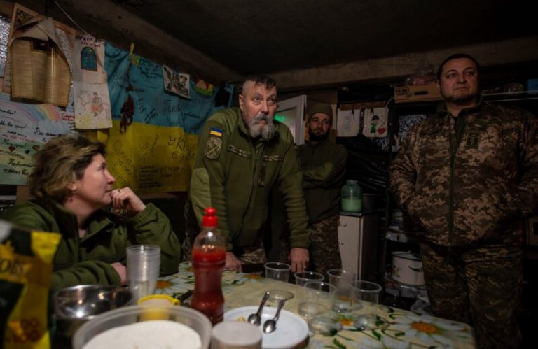 Medic militar ucrainean, ucis în tirurile unor combatanţi proruşi. Belarus închide frontiera cu Ucraina