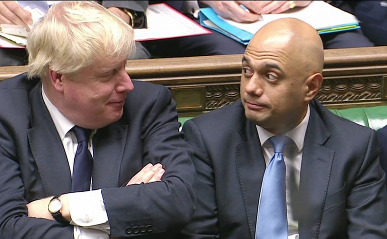 Confruntați cu un val de critici, premierul britanic Boris Johnson şi ministrul său de Finanţe au decis să se izoleze, după ce au intrat în contact cu ministrul Sănătăţii, confirmat cu COVID-19