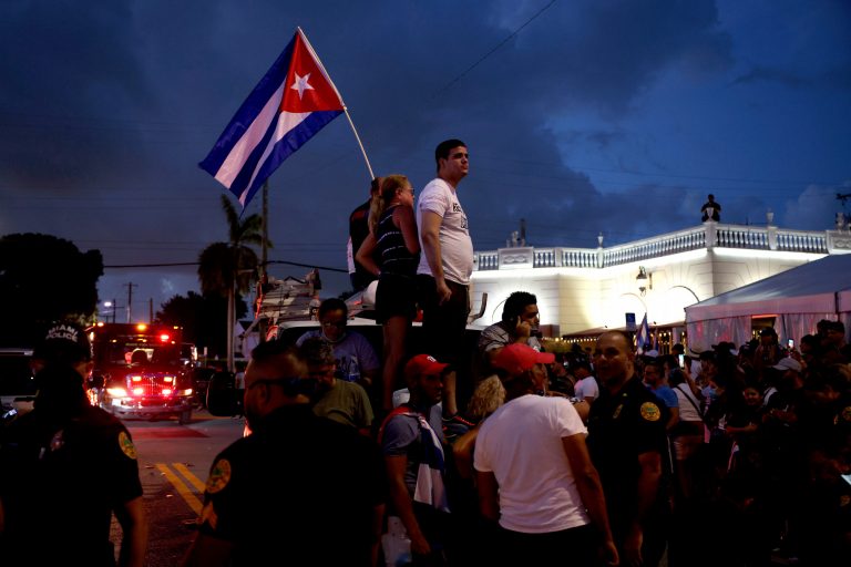 VIDEO | Cuba în flăcări: mii de oameni au manifestat duminică în toată ţara, scandând “Libertate!” şi “Jos dictatura!”