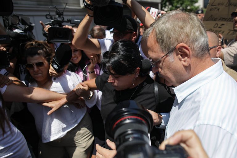 FOTO | Circ la DNA între susţinătorii şi contestatarii lui Liviu Dragnea