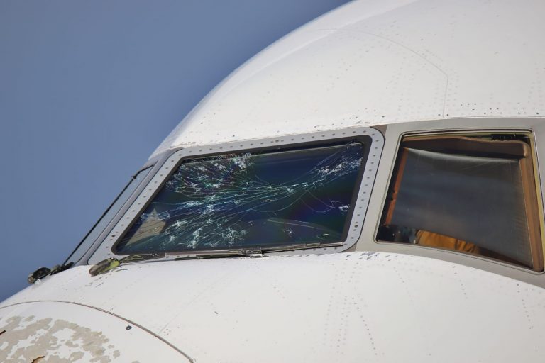 Aterizare de urgență: Avion al companiei Emirates, ciuruit de grindină