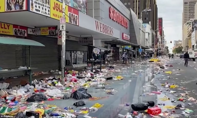 Anarhia sud-africană. Civilii formează grupuri de protecţie împotriva jafurilor: „Incendierea de magazine nu are nimic de-a face cu Zuma”