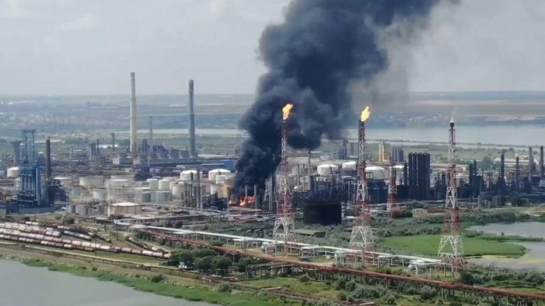 Ce spune Rompetrol Rafinare despre aprovizionarea cu carburanți, după explozia produsă pe platforma Petromidia