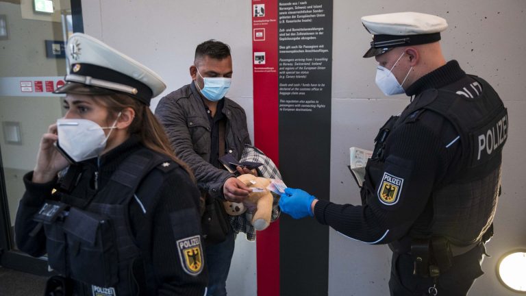 Germania introduce de miercuri certificatul verde obligatoriu la locul de muncă şi în mijloacele de transport