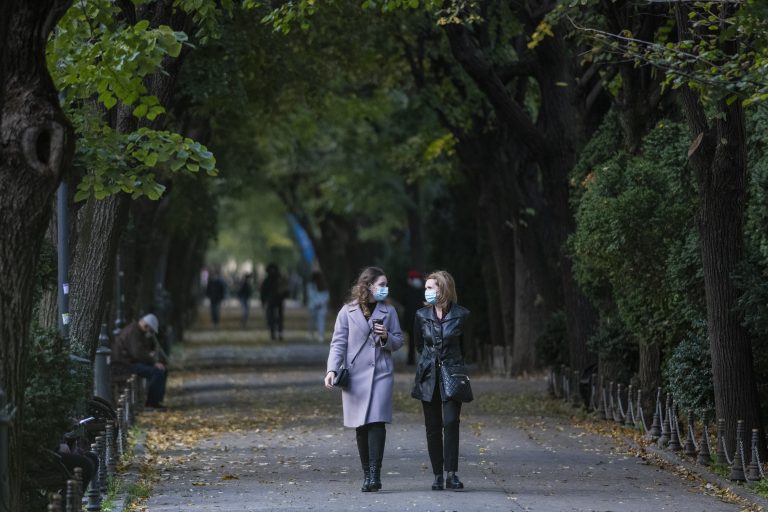 Ușoară scădere a numărului total de cazuri noi de Covid, dar tendință ascendentă la copii