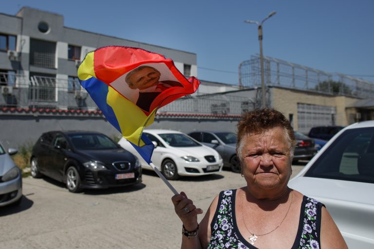 Irina Tănase, la Rahova: Mergem acasă, ne întâlnim cu copiii, cu prietenii care au rămas alături, mai departe nu ştiu / Câțiva susţinători strigă „Libertate”