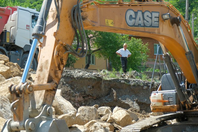 În vizită în zonele inundate din Alba, Cîțu promite sprijin financiar