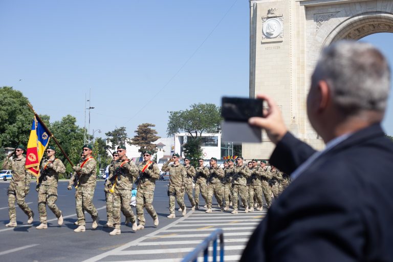 Preşedintele şi premierul, la ceremonia de încheiere a misiunii din Afganistan, la care au participat peste 32.000 de militari