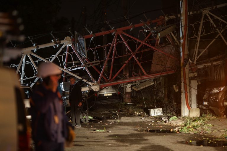 Rupere de nori în zona de sud a ţării. Capitala şi mai multe judeţe, afectate de furtună/ O antenă GSM de mari dimensiuni a căzut peste două locuinţe, în București