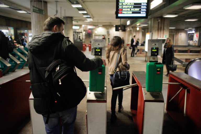 Crește prețul unei călătorii cu metroul și mijloacele STB