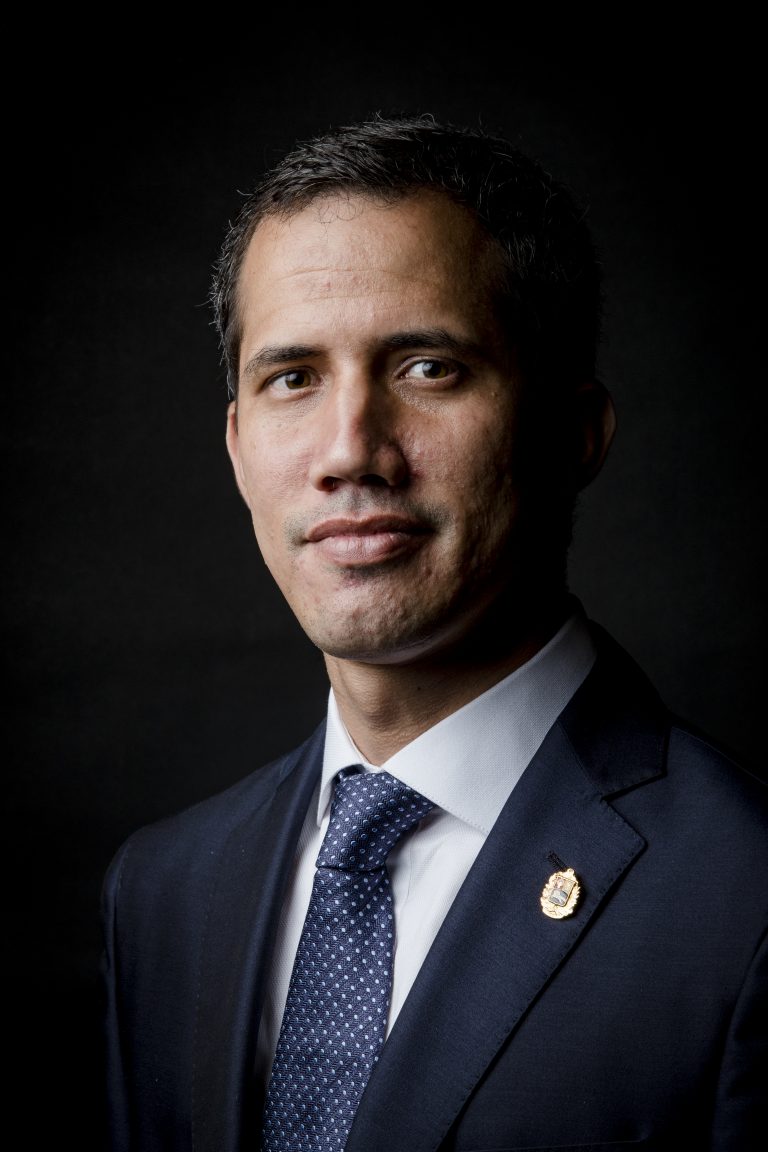 Președintele legitim al Venezuelei, ameninţat cu arestul la domiciliu, de către bărbaţi înarmaţi
