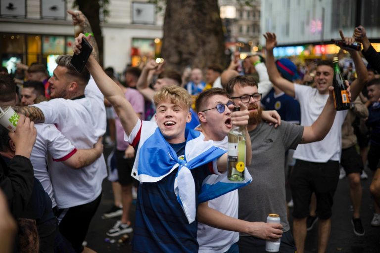 Mii de suporteri infectați cu COVID după meciurile de la Euro 2020