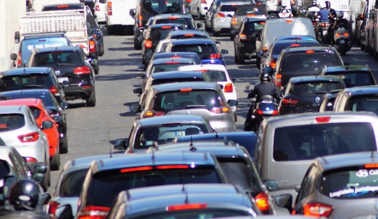O capitală europeană limitează viteza maximă pentru mașini și motociclete la 30 km/h. Revolta automobiliștilor