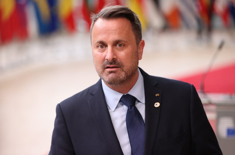 Premierul luxemburghez Xavier Bettel, vaccinat pe 6 mai cu Astra Zeneca, spitalizat, după ce a fost depistat cu coronavirus