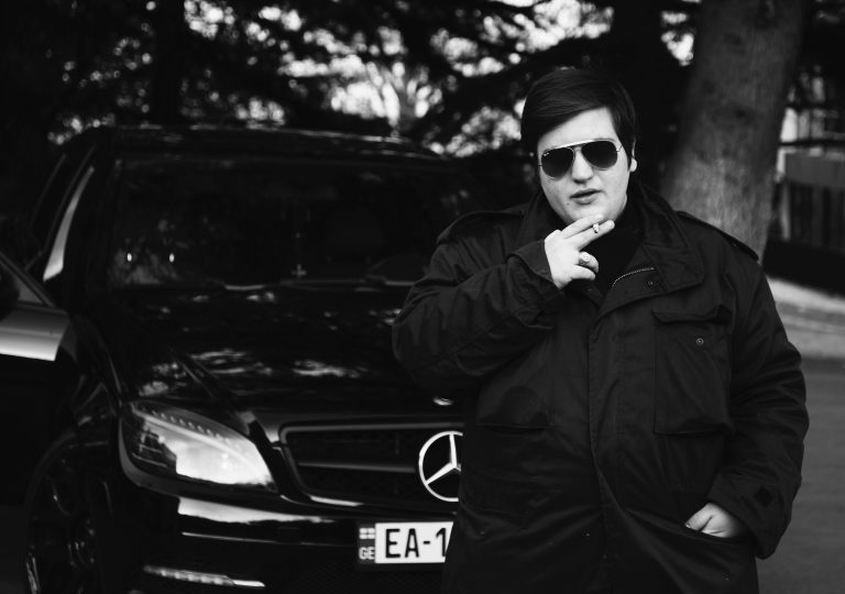 O româncă este urmărită de mafia italiană. De la ce a pornit „vânătoarea”