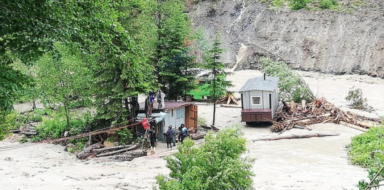 VIDEO | Vrânceanul care a salvat 12 oameni surprinşi de viitură lângă Nereju: „Aşa ceva nu se uită. Am trăit într-o zi cât pentru o viaţă”