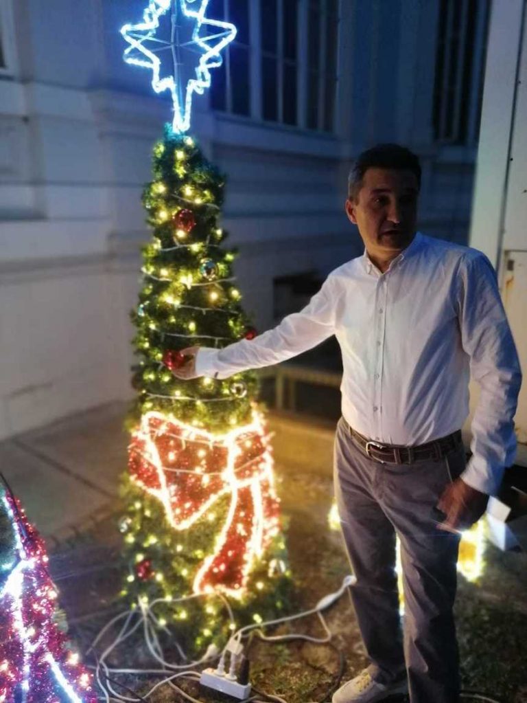„Nu a venit Crăciunul, dar ne pregătim”. Primarul din Arad anunță că a cumpărat brad