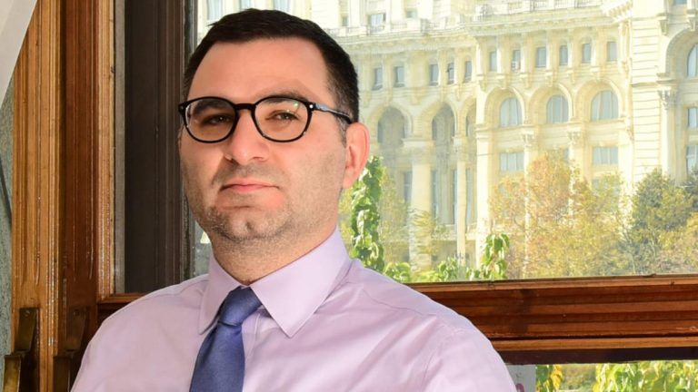 Sesizare la Camera Deputaţilor privind „abaterile foarte grave” săvârşite de parlamentarii AUR, care l-au bruscat pe Florin Roman la prezentarea moţiunii de cenzură USRPLUS-AUR