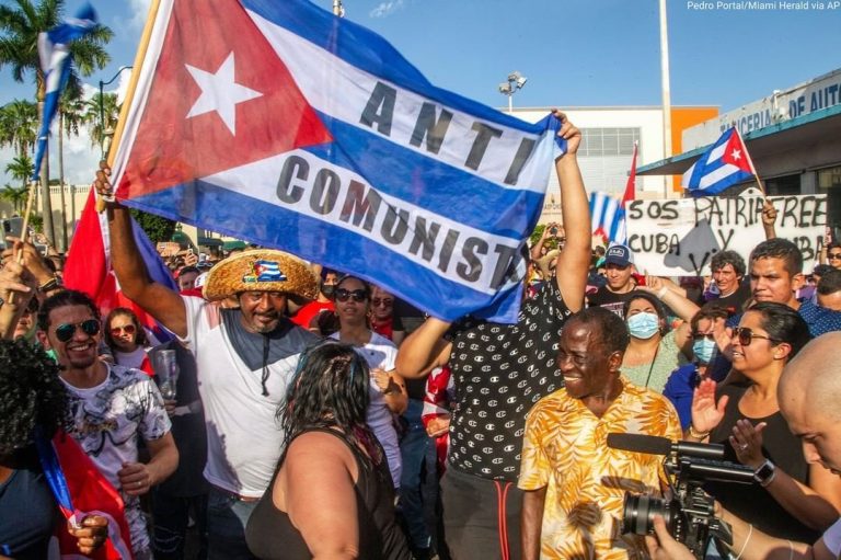 VIDEO | UE susţine manifestaţiile din Cuba şi cere autorizarea acestora. „Jos dictatura!”