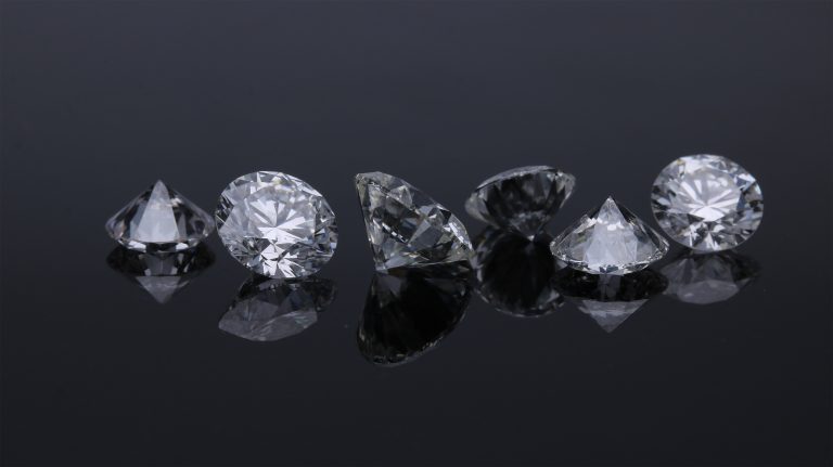 O româncă de 60 de ani a reușit să fure, printr-un plan sofisticat, diamante de 5 milioane €