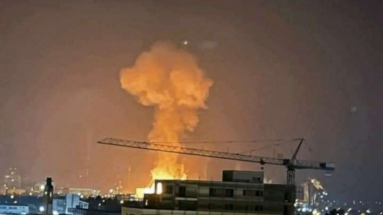 VIDEO | Explozie şi incendiu la Combinatul Azomureş. Un bărbat a fost rănit. Populația, informată prin RO-Alert