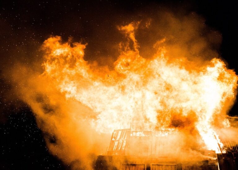 BBC: Rusia a recrutat piromani pe reţelele de socializare pentru incendiul din Varşovia. Polonia susține că are dovezi