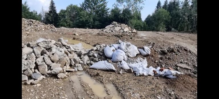 Romanian police turns back Western garbage at the door