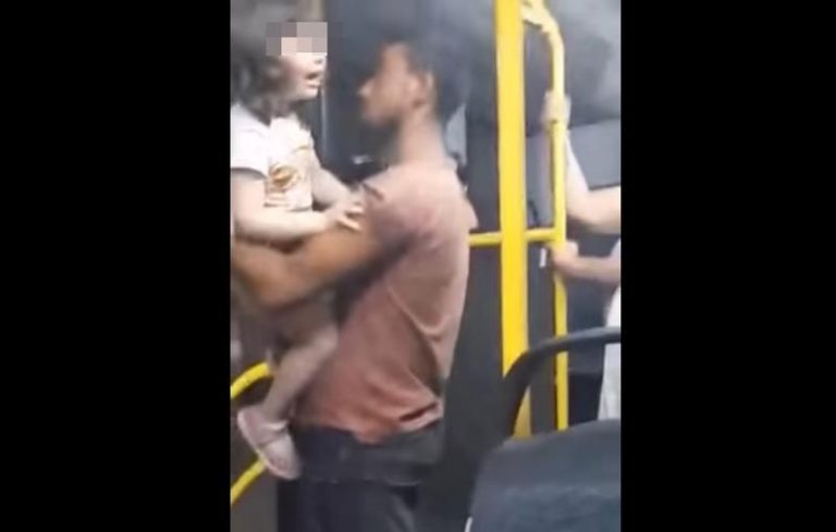 VIDEO | UPDATE – Posibilul caz de răpire a unei fetiţe nu s-a confirmat. Bărbatul din autobuz, un prieten de familie