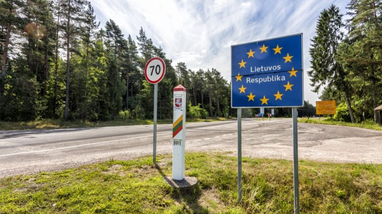 Lituania va construi o barieră la graniţa cu Belarus pentru a-i opri pe migranţi