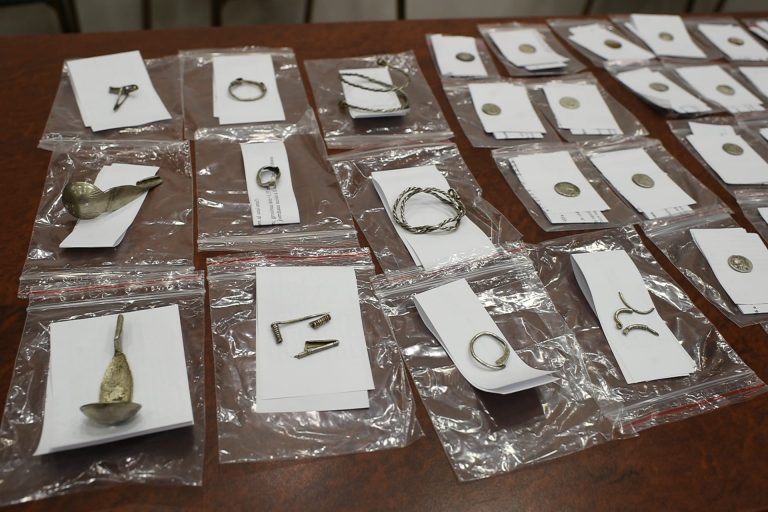 Peste 100 de monede romane şi podoabe de argint de 2.300 ani, descoperite de un localnic din Pieleşti. Ce recompensă a primit