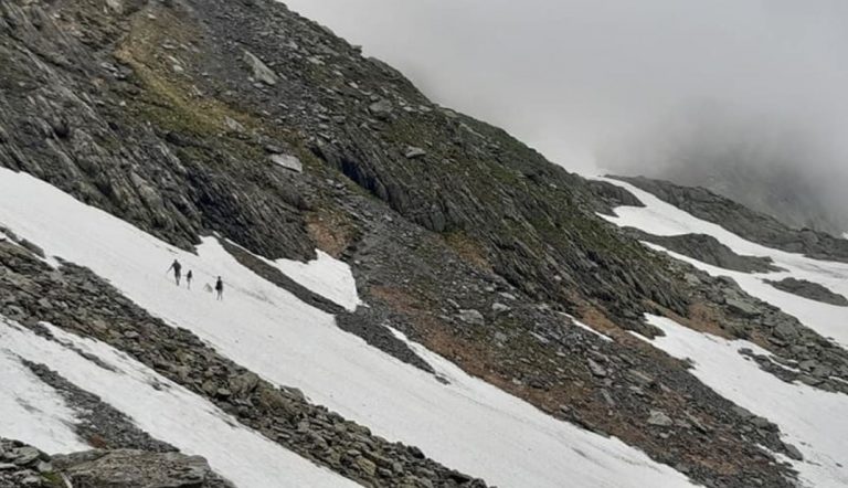 Salvamontiştii avertizează: Atenţie la traversarea limbilor de zăpadă din Făgăraș