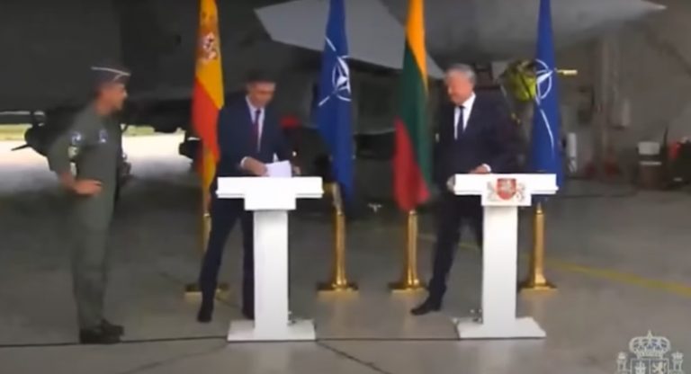 VIDEO | Un avion rusesc a întrerupt conferința de presă comună a premierului Spaniei și președintelui Lituaniei