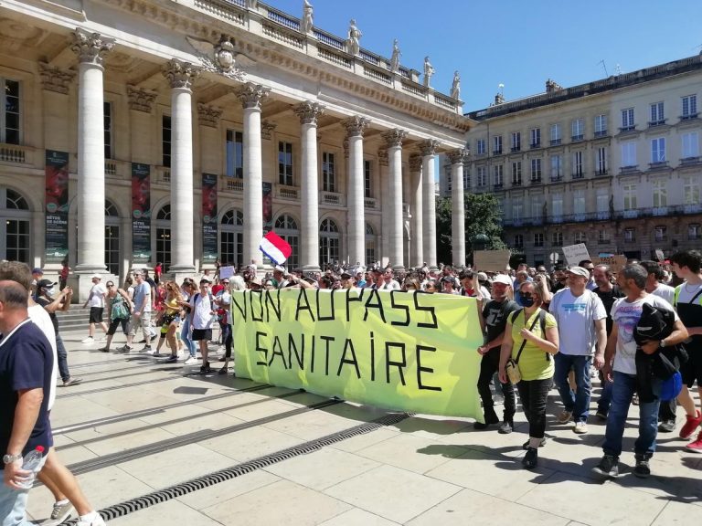 Zeci de mii de protestatari se opun în Franța „pașaportului rușinii” și obligativității vaccinării