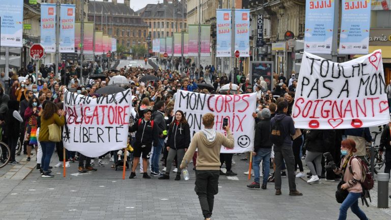 Proteste masive în mai multe orașe din Franța faţă de măsurile lui Macron privind vaccinarea şi certificatul Covid-19