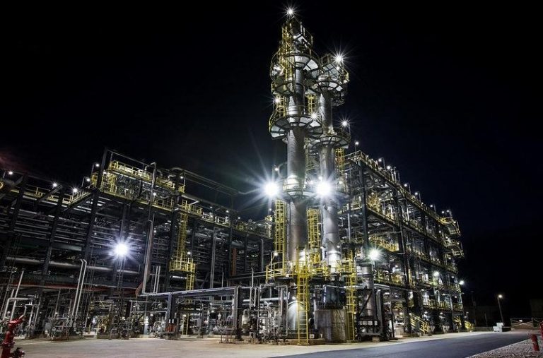 Le Figaro: În Ungaria şi România, două rafinării de petrol legate de Rusia au fost afectate de un incendiu şi o explozie în decurs de câteva ore