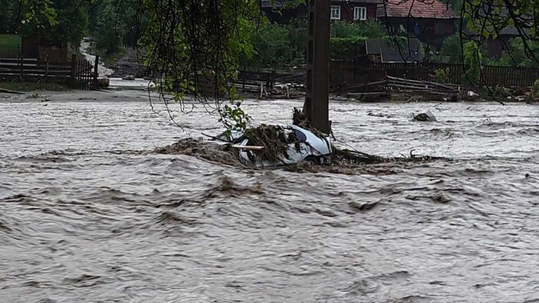 Cod portocaliu de inundaţii, prelungit pentru alte patru judeţe din România