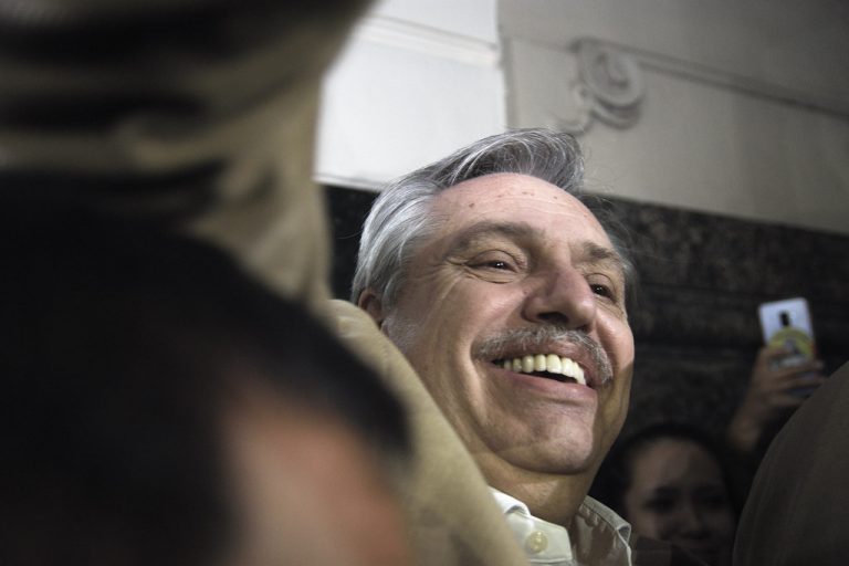 Președintele Argentinei, inculpat de procurori pentru că a încălcat carantina. Acesta a găzduit o petrecere de ziua partenerei sale
