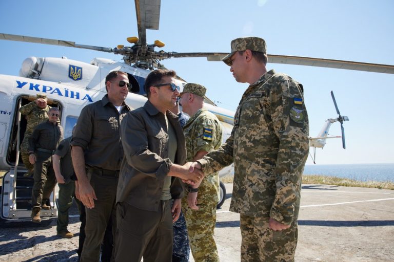Zelenski a verificat stadiul pregătirii de luptă a militarilor ucraineni din Insula Şerpilor