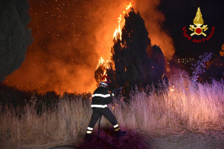 Un român, arestat în Italia pentru provocarea unui incendiu soldat cu pagube uriaşe